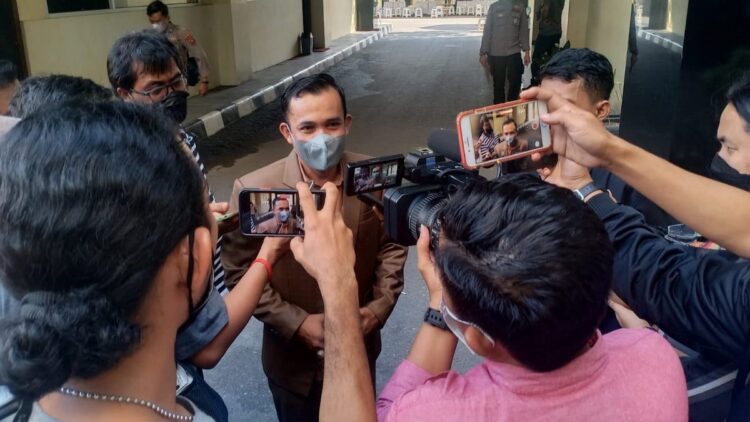 Dodi Hendra melapor ke Polda Sumbar.