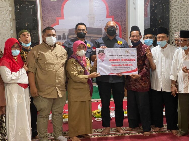 Andre Rosiade didampingi Verry Mulyadi dan Dafrawira de Hansen menyerahkan bantuan untuk Mushalla Taqwa di Gurun Laweh, Lubukbegalung, Padang. (IST)