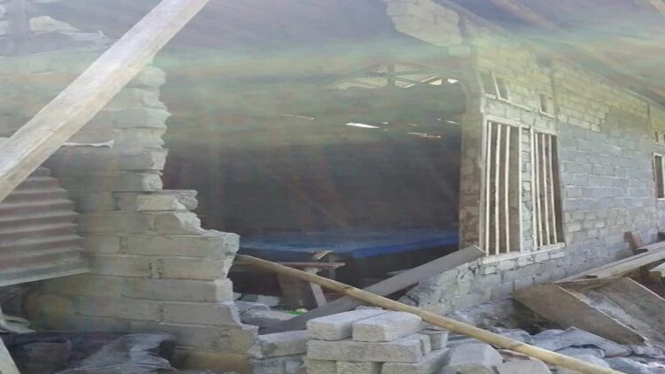 Goncang Halmahera Utara, Gempa M 5,5 Rusak 57 Rumah dan 4 Fasum 1 Badan Penanggulangan Bencana Daerah (BPBD) Kabupaten Halmahera Utara melaporkan, gempa bumi hari Senin (10/1) sekitar pukul 06.59 Wit dengan kekuatan 5,5 magnitudo mengakibatkan 57 rumah warga dan empat unit fasilitas umum rusak. (ANTARA/Abdul Fatah)