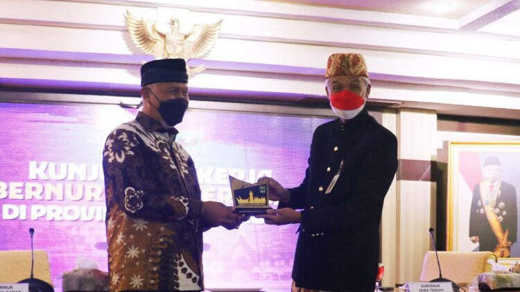 Gubernur Mahyeldi serahkan cenderamata dari Sumbar untuk Gubernur Ganjar.
