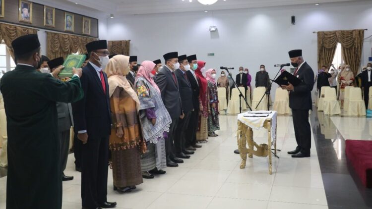 Gubernur Lantik 16 Pejabat Tinggi Pratama di Pemprov Sumbar 1 Gubernur Mahyeldi lantik 16 pejabat pratama Sumbar.