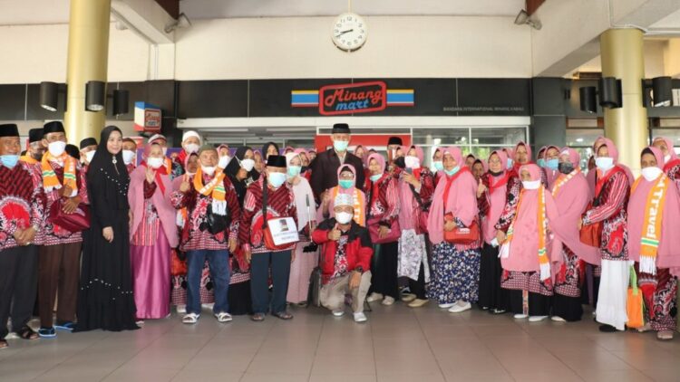 Gubernur Sumbar Lepas Jemaah Umroh Perdana Pasca Pandemi Covid-19 1 Untuk pertamakalinya pasca pandemi Covid-19, Gubermur Sumbar) kembali melepas rombongan jemaah umroh ke tanah suci Makah di Bandara Internasional Minangkabau (BIM), Sabtu (29/1/2022).