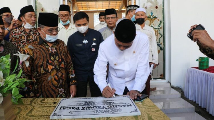 Resmikan Masjid Taqwa Pagai, Buya Mahyeldi: Jadikan Masjid Tempat Mempersatukan Ummat 1 Gubernur Mahyeldi meresmikan Masjid Taqwa Pagai.
