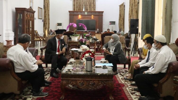 Laporan Pengawasan BPKP Sumbar Tahun 2021 Diterima Gubernur 1 Gubernur Mahyeldi terima laporan BPKP.