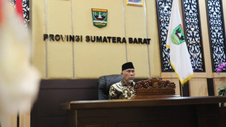 Presiden Joko Widodo secara resmi meluncurkan Taksonomi Hijau yang digelar oleh Otoritas Jasa Keuangan (OJK), dalam acara ini turut hadir Gubernur Sumatra Barat Buya Mahyeldi secara daring, bertempat di ruang Studio Vidcon Istana Gubernuran, pada Kamis (20/1/2022).