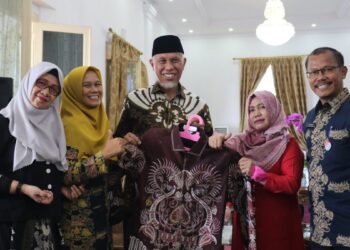 Gubernur Sumbar Terima Hadiah Baju Batik Karya Lomba Kompetensi Siswa Nasional
