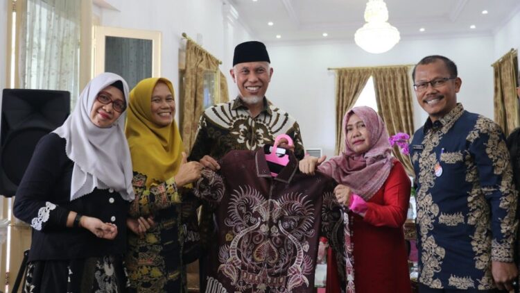 Gubernur Sumbar Mahyeldi menerima hadiah baju batik.