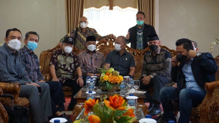 Gubernur Sumbar, Mahyeldi sambut kedatangan tim Komisi I DPR RI.