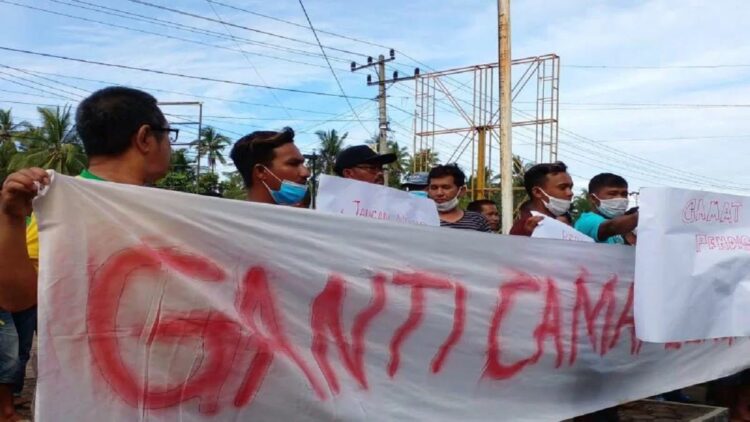 Aksi warga Kecamatan Lengayang, Kabupaten Pesisir Selatan yang tergabung dalam Aliansi Masyarakat Lengayang Bersatu melakukan unjuk rasa di halaman Kantor Camat setempat, Selasa (18/01). (ANTARA/Didi Someldi Putra)