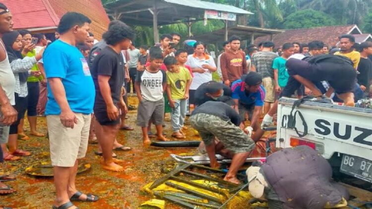 Petugas bersama warga mengevakuasi korban kecelakaan maut yang melibatkan tiga mobil dan satu motor di Kabupaten Dharmasraya, Sumbar, Selasa (18/1) sore. (Antara/HO-Humas Polres Dharmasraya)