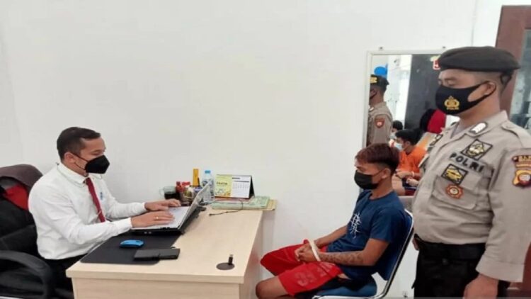 Pelaku persetubuhan anak di bawah umur saat dilakukan pemeriksaan oleh petugas Satreskrim Polres Sekadau di wilayah Kalimantan Barat. ANTARA/HO-Humas Polres Sekadau (Teofilusianto Timotius)