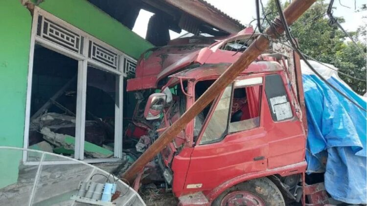 Truk semen hantam rumah warga di Solok akibat hilang kendali (ANTARA/ho-humas polres)