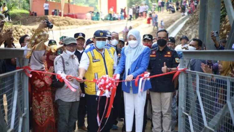 Anggota DPR RI Komisi V Athari Gauthi Ardi. saat meresmikan jembatan gantung Nagari Sirukam, Kabupaten Solok (ANTARA/HO-Diskominfo Solok)