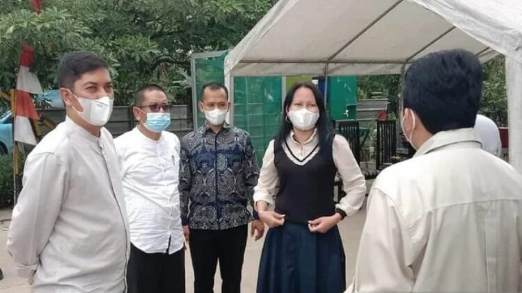 Pemko Sawahluto akan Kembangkan Pemanfaatan Sampah Organik jadi Bahan Bakar EBT 1 Wali Kota Sawahlunto Deri Asta sedang berdialog dengan personel pengelolaan sampah daur ulang Sentul City Recyle Center di Kabupaten Bogor, Sabtu. (Antarasumbar/HO-DPK2LH Sawahlunto)