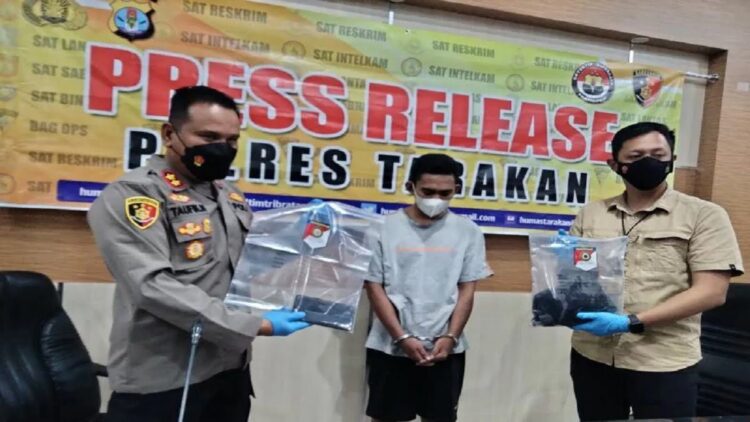 Kapolres Tarakan, AKBP Taufik Nurmandia didampingi Kasatreskrim Iptu Muhammad Aldi saat rilis kasus pencabulan seorang guru ngaji terhadap lima murid laki - laki di Mapolres Tarakan, Selasa (18/1). ANTARA/Susylo Asmalyah.
