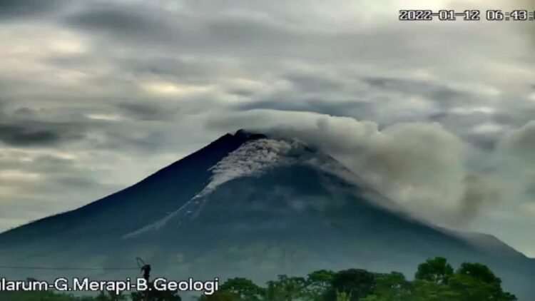 Gunung Merapi meluncurkan awan panas guguran dengan jarak luncur sejauh 1.500 meter (1,5 km) ke arah Kali Bebeng pada Rabu (12/1) pagi.  (ANTARA/HO/BPPTKG)