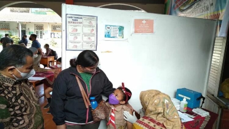 Siswa SD Pius Olivia Harta Cahaya Haloho yang menerima vaksinasi COVID-19 jenis Sinovac dan menjadi anak 6-11 tahun yang perdana divaksin di Kota Payakumbuh. (Antara/Akmal Saputra)