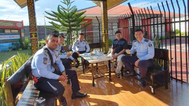 Izet bersama petugas Rutan Padang jelang kebebasannya.