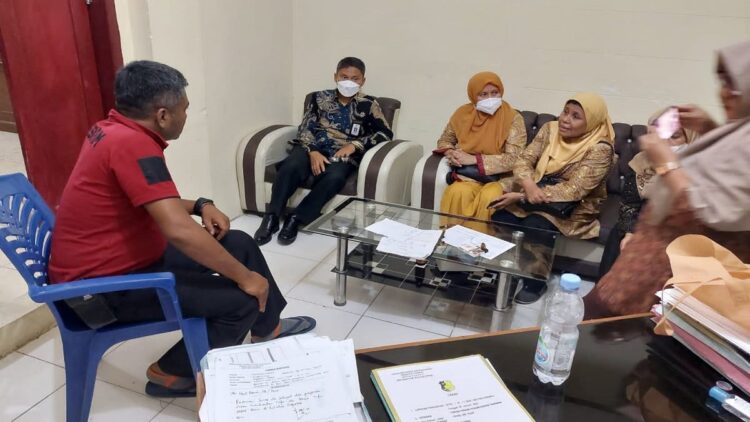 Kanit Reskrim Polsek Kuranji periksa sejumlah guru di SD 29 Gunung Sarik pasca puluhan siswa diduga keracunan di sekolah tersebut.