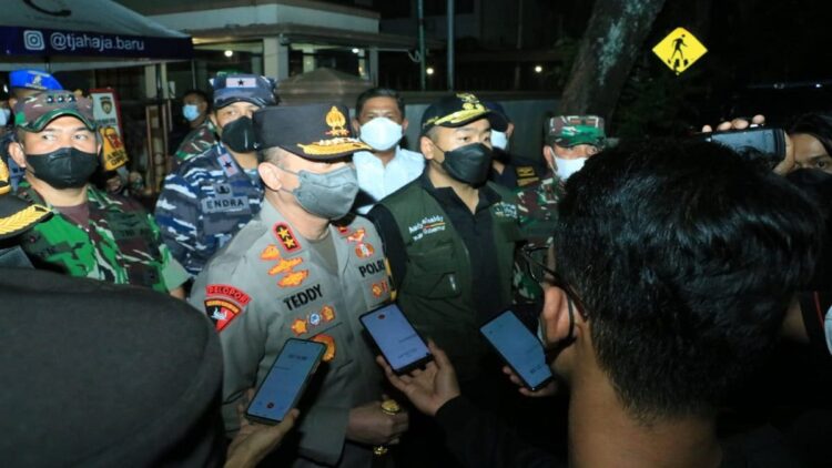 Berangus Praktek Bekingan Polisi, Irjen Pol Teddy Minahasa Dapat Pujian dari Tokoh di Sumbar 1 Kapolda Sumbar Irjen Pol Teddy Minahasa Putra bersama Wagub dan jajaran Forkopimda lainnya saat mengecek kondisi Nataru lalu.