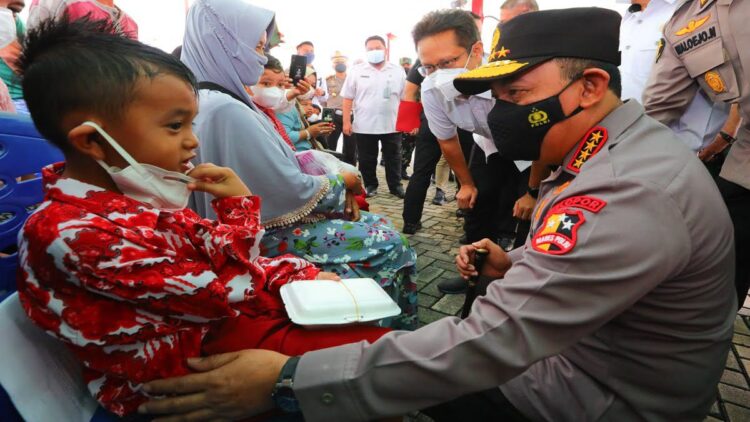 Cegah Omicron Meningkat, Kapolri Tekankan Disiplin Prokes Hingga Vaksinasi Booster 1 Kapolri cek vaksinasi anak di Kalbar.