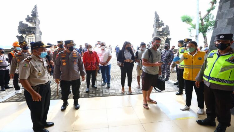 Kapolri cek vaksinasi di Pelabuhan Benoa, Bali.