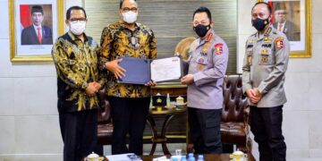Terima Sertifikat CSFA dari BPK, Kapolri Ingin Personel Polisi Miliki Kemampuan Auditor 8 Terima Sertifikat CSFA dari BPK, Kapolri Ingin Personel Polisi Miliki Kemampuan Auditor
