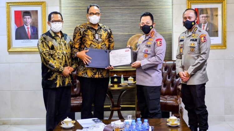 Terima Sertifikat CSFA dari BPK, Kapolri Ingin Personel Polisi Miliki Kemampuan Auditor 1 Kapolri terima sertifikat CSFA dari BPK.