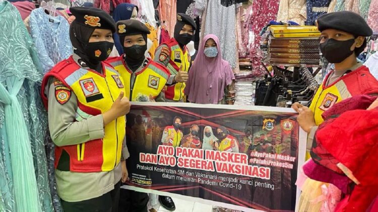 Kartini Squad Ditsamapta Polda Sultra gelar kampanye sehat ke pasar.