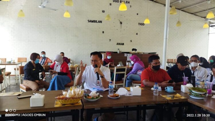 Kepala OJK Sumbar saat pertemuan wartawan di Sate Manang Kabau.