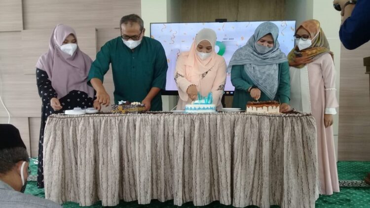 Ketua Yayasan Semen Padang Iskandar Z Lubis (dua dari kiri) memotong kue ulang tahun YSP ke-25 didampingi pengurus lainnya, Sabtu.