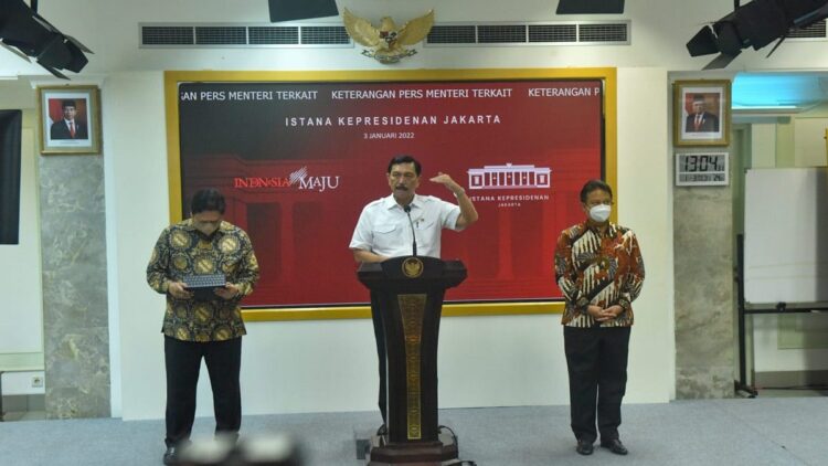 Menko Marves Luhut Binsar Pandjaitan, Menko Ekon Airlangga Hartarto, dan Menkes Budi Gunadi Sadikin memberikan keterangan pers usai Ratas mengenai Evaluasi PPKM, Senin (03/02/2022), di Kantor Presiden, Jakarta. (Foto: Humas Setkab/Jay)