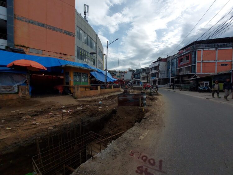 Proyek peningkatan saluran drainase primer dari SMPN 1 hingga Rumah Potong di sepanjang Jalan Perintis hingga Jalan Pemuda Bukittinggi, tidak selesai sesuai tenggat waktu yang telah ditentukan 26 Desember 2021.