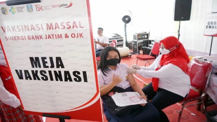 Tetap Ingin Selenggarakan PTM di Tengah Kasus Omicron, Ini 10 Rekomendasi IDAI 1 Petugas menyuntikkan vaksin COVID-19 dosis pertama ke lengan kiri siswi peserta vaksinasi masal di SMPN 3 Tulungagung, Tulungagung, Jawa Timur, Selasa (12/10/2021).(ANTARA FOTO/Destyan Sujarwoko)