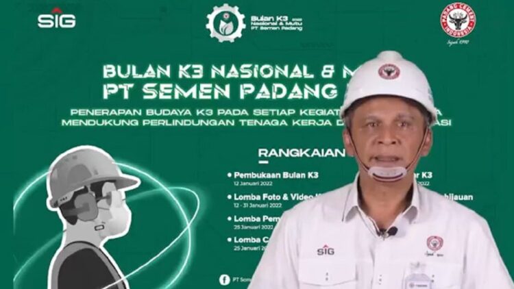 Plt Dirut Semen Padang Asri Muchtar.