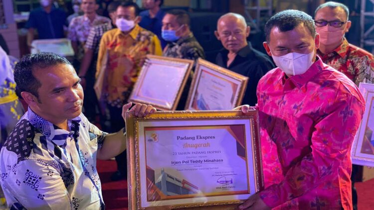 Polda Sumbar dapat penghargaan dari Padek.