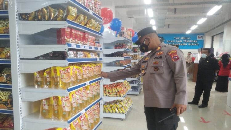 Kapolsek Koto Tangah Lakukan Pengawasan Minyak Goreng 1 Polsek Koto Tangah lakukan pengawasan minyak tanah.