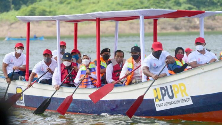 Presiden Jokowi Resmikan Bendungan Bintang Bano di Sumbawa Barat 1 Presiden Jokowi didampingi Ibu Negara pada saat Peresmian Bendungan Bintang Bano, di Sumbawa Barat, NTB, Jumat (14/01/2022). (Foto: BPMI Setpres/Rusman)