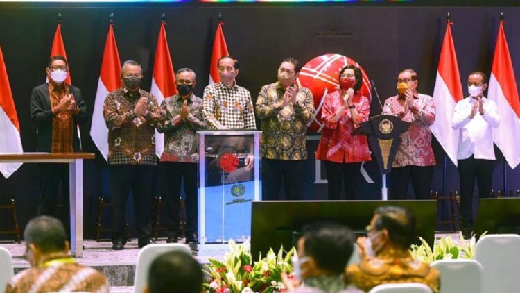 Presiden Jokowi membuka Perdagangan BEI Tahun 2022, di Gedung BEI, Jakarta, Senin (03/01/2022) pagi. (Foto: BPMI Setpres/Muchlis Jr)