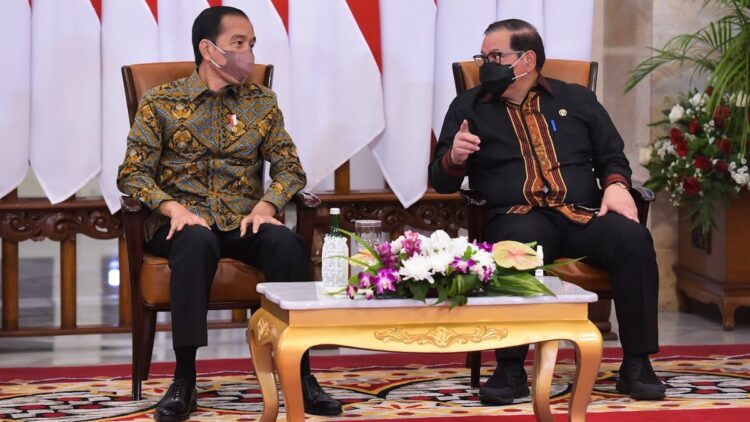 Presiden Jokowi berbincang dengan Seskab Pramono Anung di sela acara Peringatan HUT Ke-49 PDI Perjuangan, Senin (10/01/2022), di Istana Negara, Jakarta. (Foto: Humas Setkab/Agung)