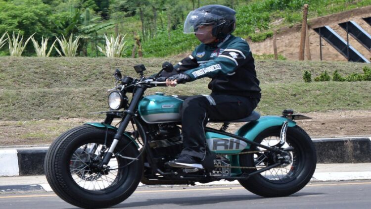 Presiden Jokowi saat menjajal jalur bypass dari Bandara Lombok menuju KEK Mandalika, NTB, Kamis (13/01/2022). (Foto: Humas Setkab/Rahmat)