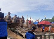Tenda Pedagang di Pantai Muaro Lasak Dibongkar Pol PP Padang
