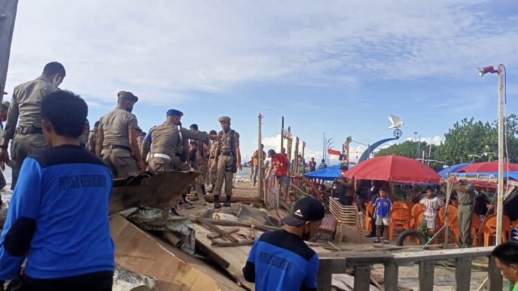 Tenda Pedagang di Pantai Muaro Lasak Dibongkar Pol PP Padang 1 Sebanyak 60 personel Satpol PP Padang dibantu personel dari Polsek Padang Barat, serta TNI melakukan pembongkaran terhadap tenda lapak-lapak pedagang yang berdiri di atas batu grib kawasan pantai Muaro Lasak, Kota Padang, Kamis (20/1/2022) sore.