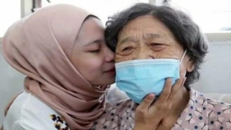 Rohana Abdullah (22) bersama ibu angkatnya, Chee Hoi Lan. (Harian Metro/Agus)