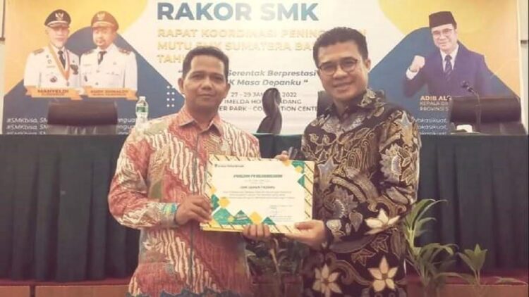 SMK Semen Padang meraih prestasi sebagai sebagai Sekolah Menengah Kejuruan Mewujudkan Satuan Pendidikan yang Ideal dalam Penerapan Program Pendidikan Lingkungan Hidup dari Dinas Pendidikan Provinsi Sumbar.