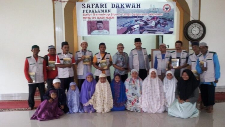 Kepala Pelaksana Harian UPZ Baznas Semen Padang Muhammad Arif (tengah), foto bersama dengan majelis taklim dan da'i binaan UPZ Baznas Semen Padang usai menyerahkan bantuan Alquran di pedalaman Kabupaten Kepulauan Mentawai saat safari ramadan yang digelar pada Ramadan tahun 2021.