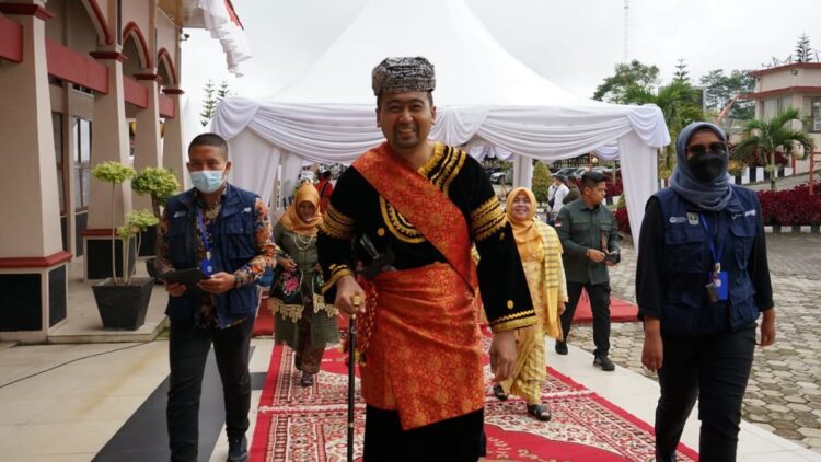 Peringatan HUT ke-18 Kabupaten Solsel, Wagub Sumbar Berharap Kemajuan dan Kesejahteraan bagi Masyarakat 1 Wagub Sumbar Audy Joinaldy datang ke acara HUT Solsel.