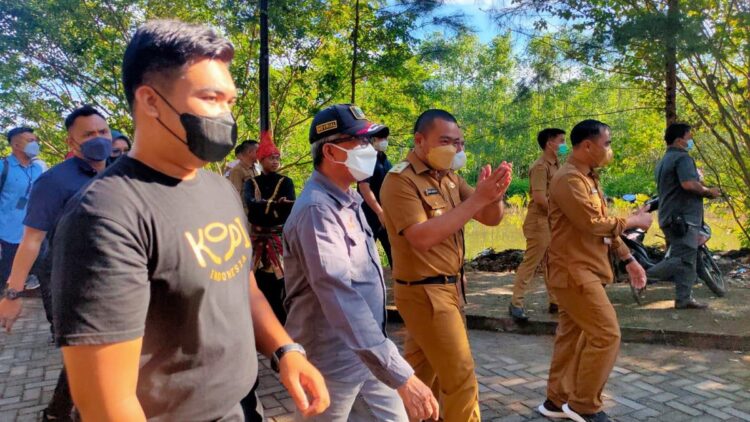 Wakil Gubernur Sumbar Audy Joinaldy mengunjungi Desa Wisata Apar, Pariaman.