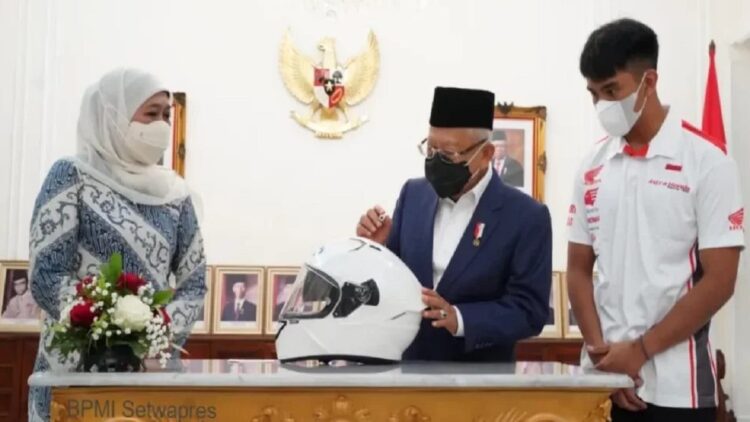 Wapres Ma’ruf Amin menerima pembalap Moto3 Mario Suryo Aji yang didampingi Gubernur Jatim Khofifah Indar Parawansa, Sabtu (22/01/2022), di Istana Wapres, Jakarta. (Foto: BPMI Setwapres)