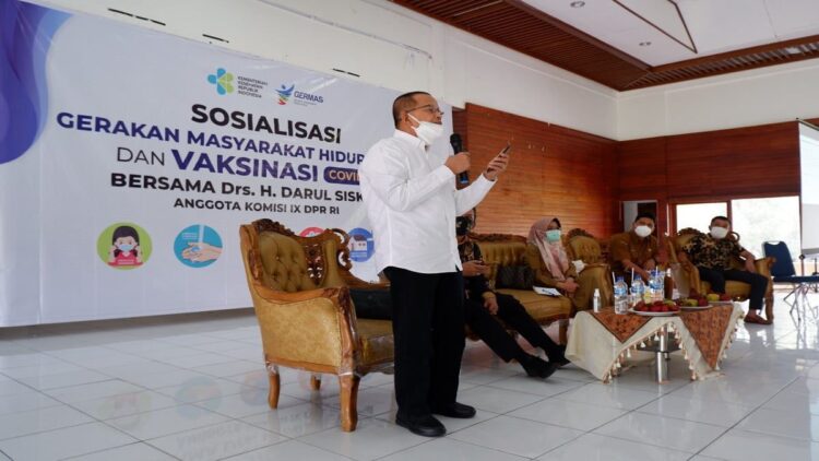 Darul Siska melakukan edukasi kepada masyarakat tentang pentingnya vaksinasi
COVID -19 melalui Gerakan Masyarakat Sehat di Dharmasraya. (IST)